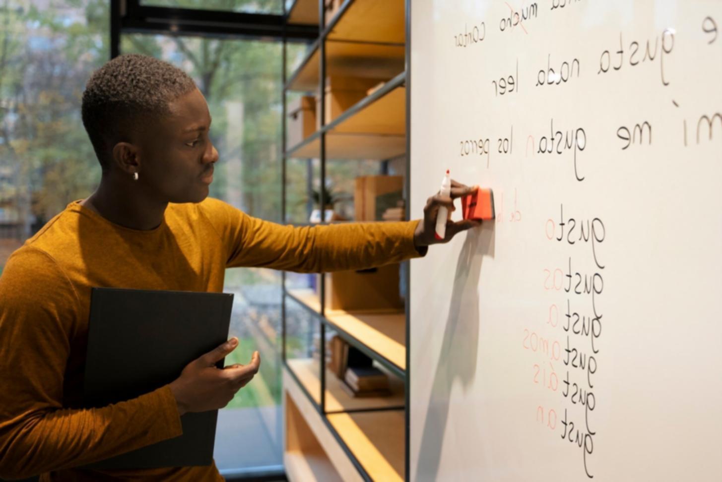 Beratungsgespräch mit Kunden über Finanzstrategie